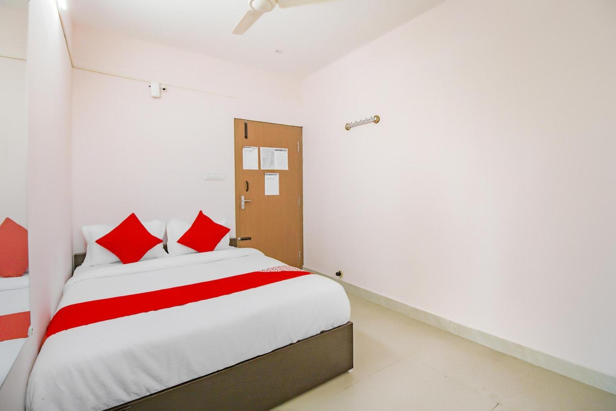 Oyo 79181 Sri Dhanalakshmi Boarding & Lodging Bangalore Exterior photo